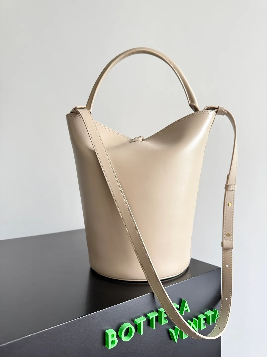 Batch 1620 BOTTEGA VENETA 2025 new women's LIBERTA small bucket bag The wind of "freedom" is still blowing towards summer🫧Unique bag shape and large enough capacity. This kind of small bag has always been very popular in summer. It can easily store essential items such as sunscreen and mini 5-fold umbrella when carrying it when going out. It uses braided knots and horseshoe buckle shapes. The metal ring is used for opening and closing, and the classic weaving is only used as an embellishment here, giving way to the simplicity of all-leather. It is a true combination of innovation and classics. It is also equipped with a detachable long shoulder strap. Friends who don’t like to carry it on the shoulder can only buy this bag and have more choices. Style number: 815244 Size: 22*18*15cm